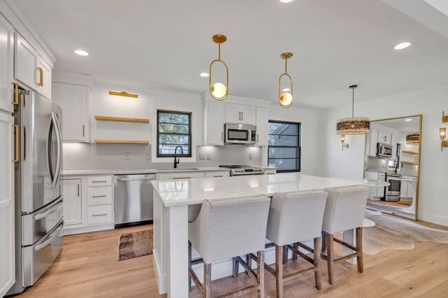 Building Photo - Beautifully furnished short-term rental in...