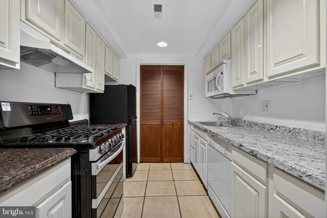 Building Photo - 1351 Monroe St NW