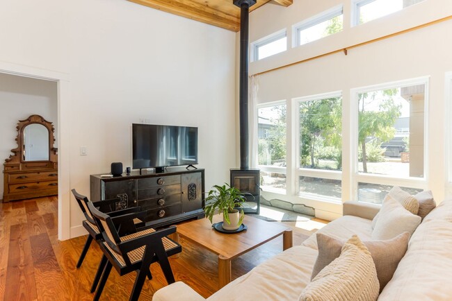 Building Photo - Furnished 2 Bed 2 Bath on Bend's Westside ...