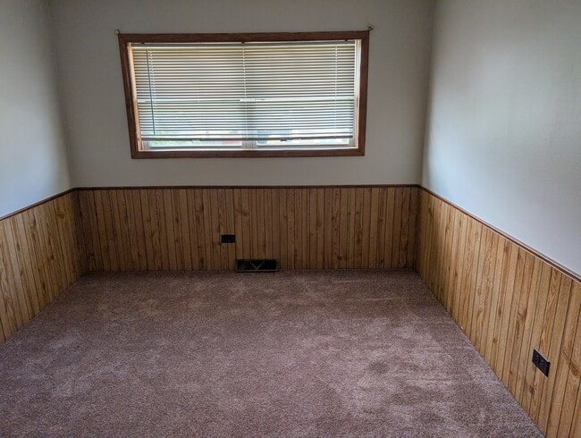 Building Photo - 208 Dee Rd