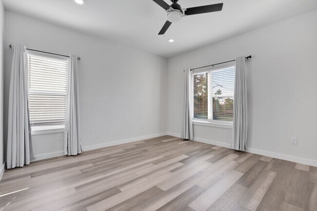 Building Photo - Modern Comfort Minutes from Downtown