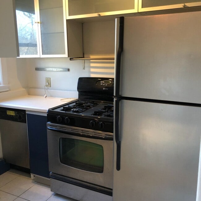 Building Photo - Centrally Located Junior One Bedroom in Georgetown/Dupont border. UTILITIES INCLUDED