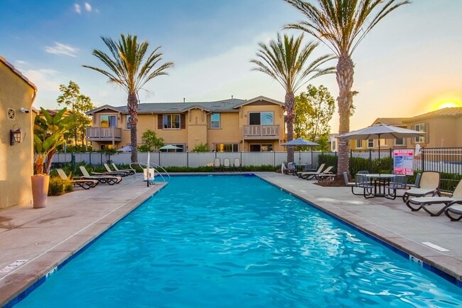 Building Photo - Stunning 3-bed, 3-bath townhome with bonus...