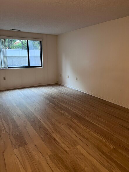 Building Photo - 8 9th St