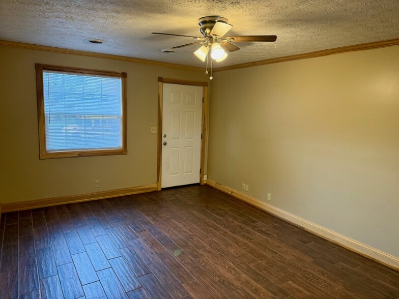 Building Photo - 1616 Spring Valley Dr