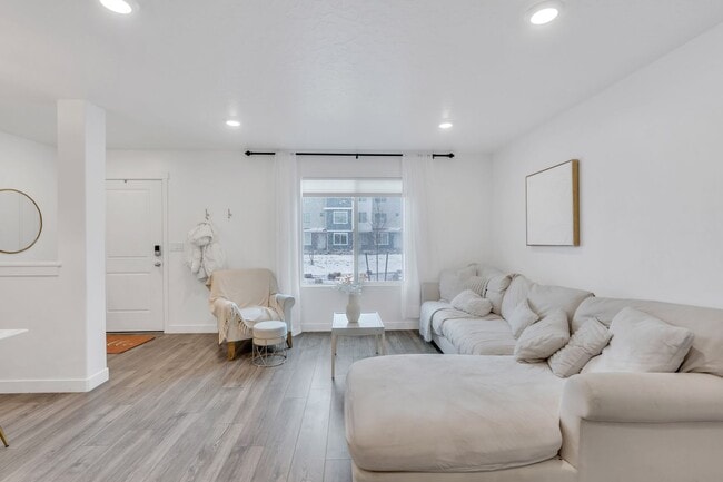 Building Photo - Lar-38 N Heading Row Saratoga Springs, UT 84043