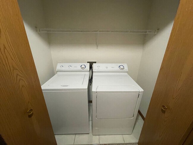 Building Photo - 2 Bedroom, 2 Bath Duplex In Lindberg Village