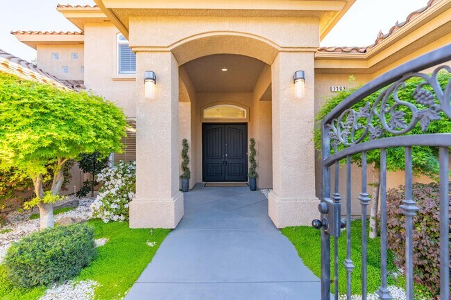 Building Photo - 1103 E Newhall Dr