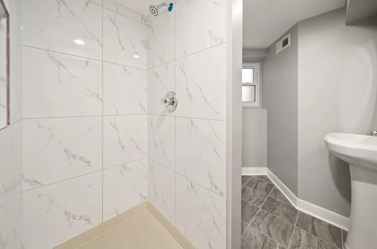 Building Photo - 4825 W George St