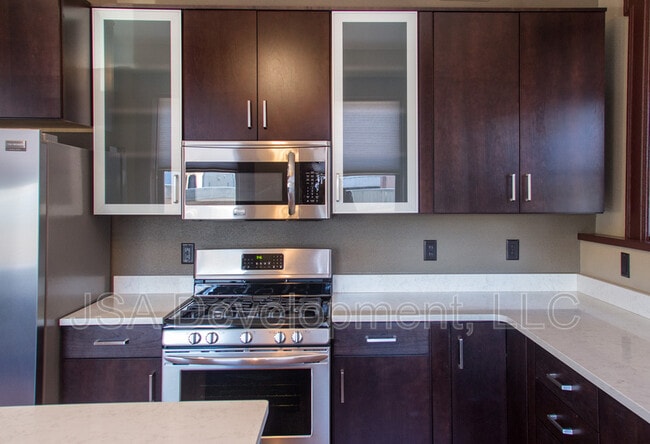 Building Photo - 611 Sycamore St