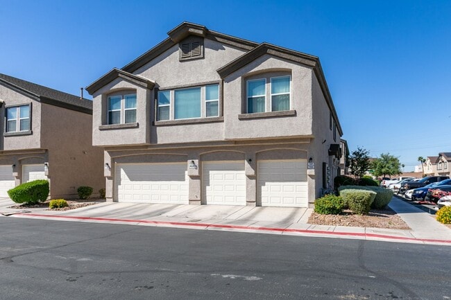 Building Photo - Stylish Townhouse Near the Strip with Dual Suites