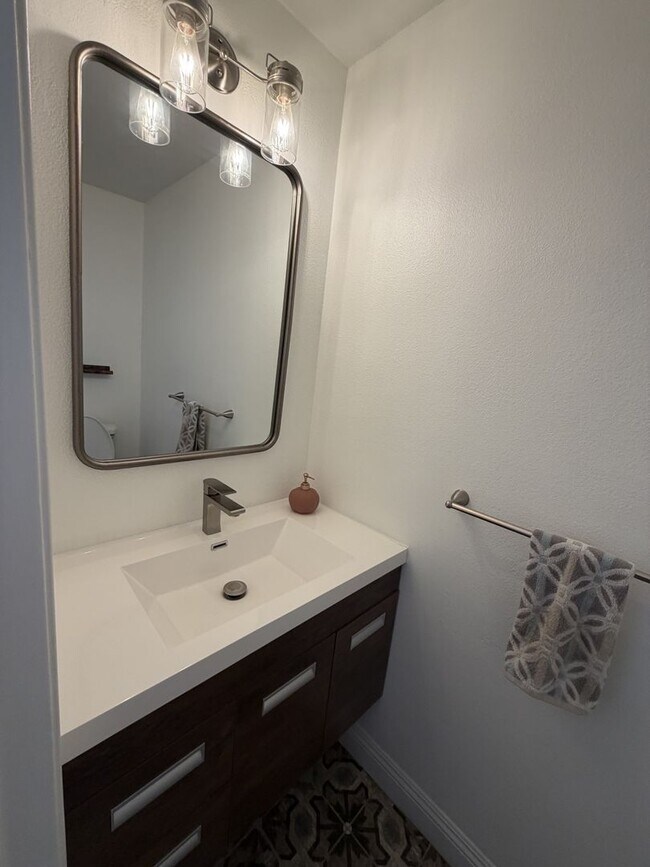 Building Photo - Updated modern townhouse 3 bed 1.5 bath
