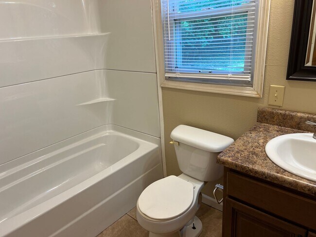 Building Photo - 4 Bedrooms! 2 Baths! $1350!