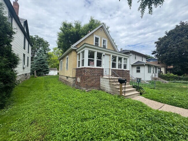 Building Photo - Charming 4-Bed Oasis in Minneapolis – Spacious 1500 Sq Ft Gem!