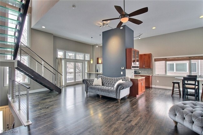 Building Photo - 2239 City View Dr