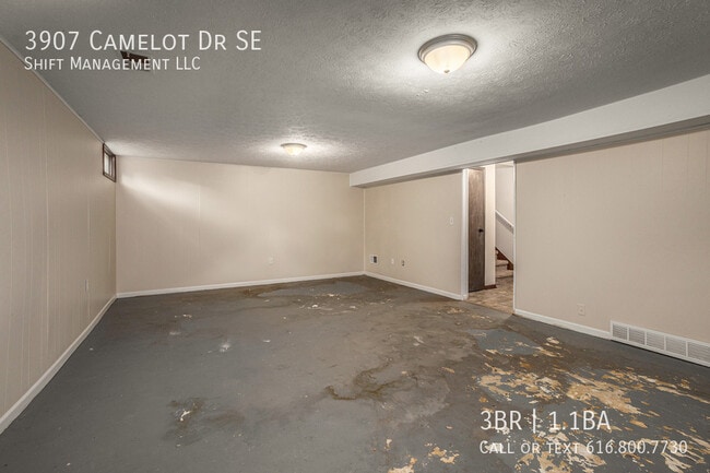 Building Photo - 3907 Camelot Dr SE