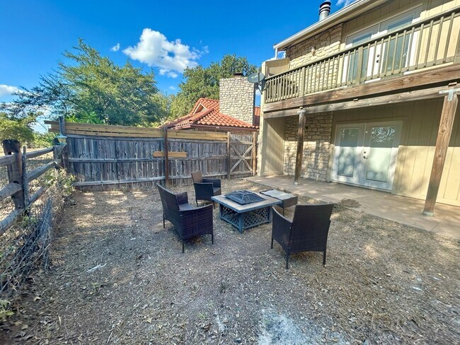 Building Photo - 300 Lucy Ln