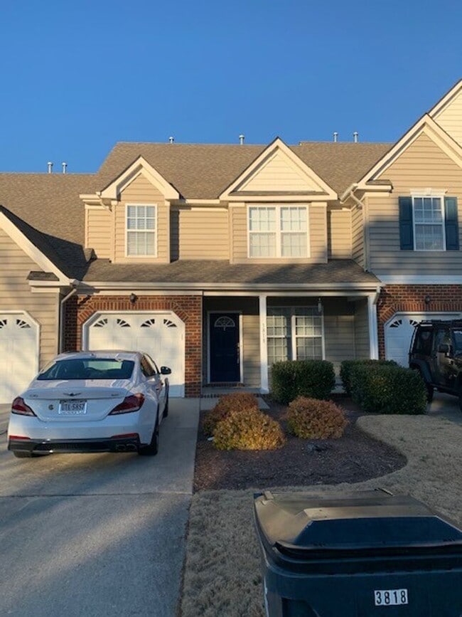 Building Photo - Beautiful 3 bedroom home with room for everyone & pets!