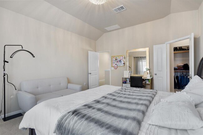 Building Photo - 417 Epiphany Ln