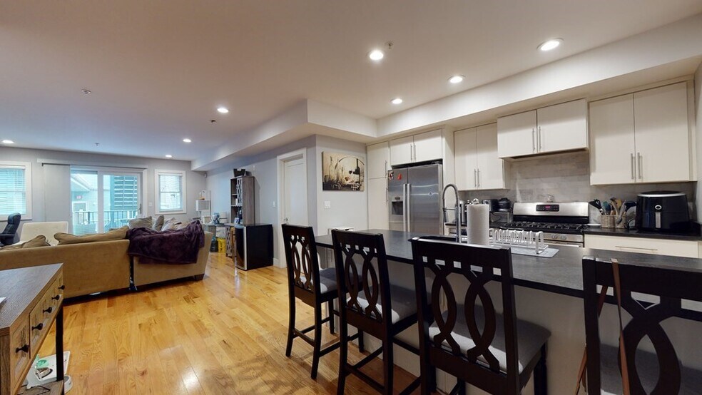 Building Photo - 339 W Broadway