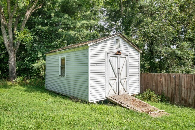 Building Photo - 3 bed/ 2 1/2 bath pet friendly fenced yard