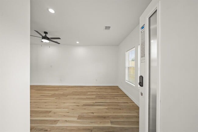 Building Photo - 6206 Lyndhurst Dr