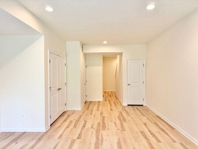 Building Photo - 127 Streamview Dr