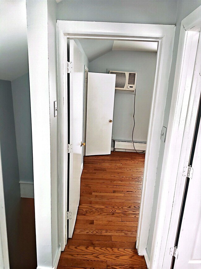 Building Photo - 9 W 15th St