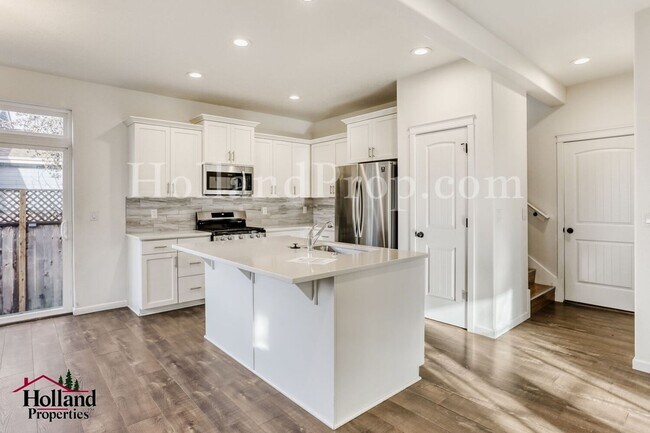 Building Photo - Stunning 3-Bedroom Forest Grove Home with Fireplace, Fenced Yard & Garage