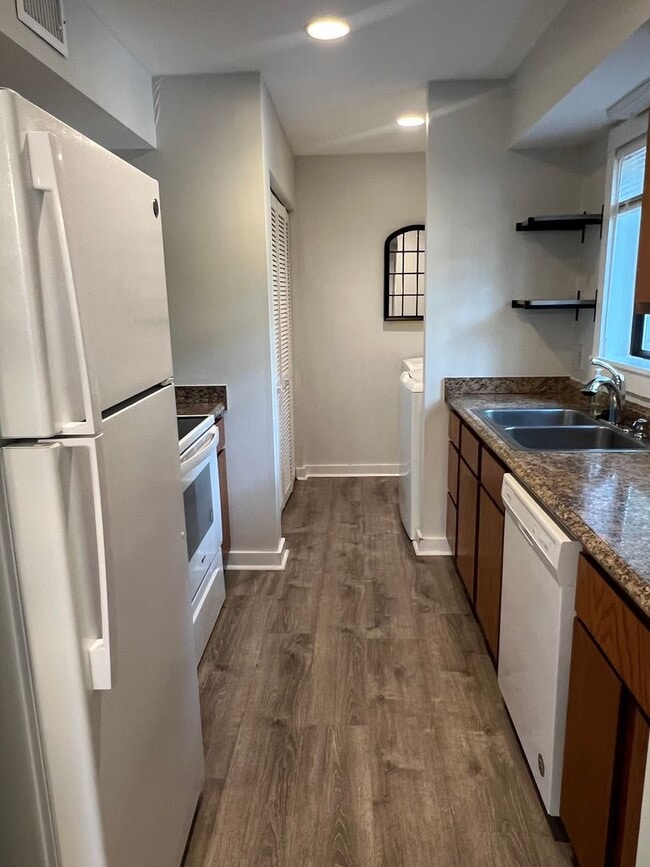 Building Photo - Half Off First Full Month's Rent! Unfurnis...