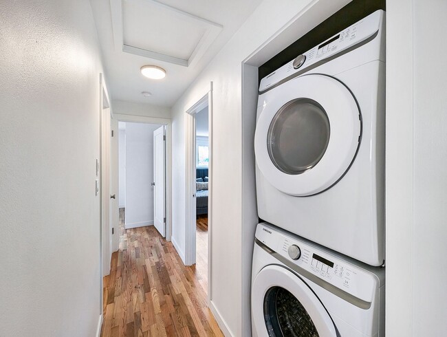 Building Photo - Discover Your Dream Home in a Quiet Seattle Oasis!