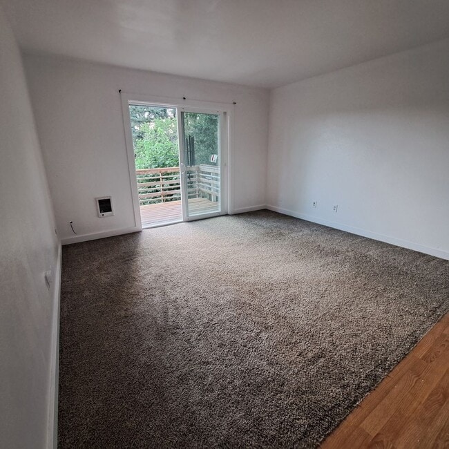 Building Photo - Quaint one bedroom, desirable unit