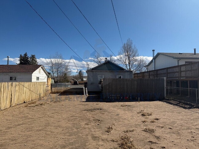 Building Photo - 656 N Cedar St