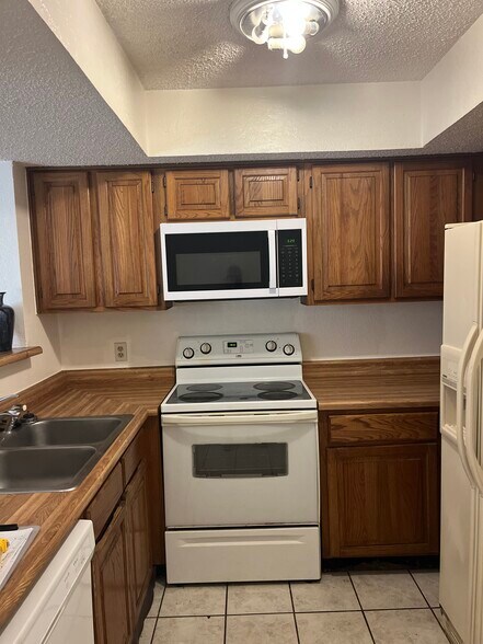 Building Photo - 2310 Bamboo Dr