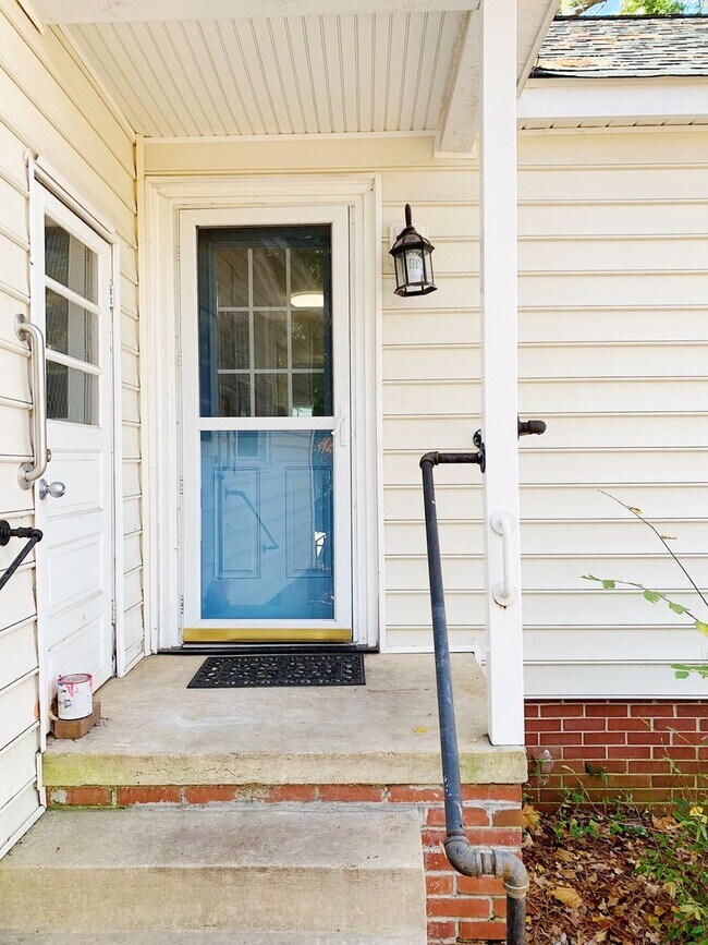 Building Photo - 4 bedroom home for 4 or 3 people (one bloc...