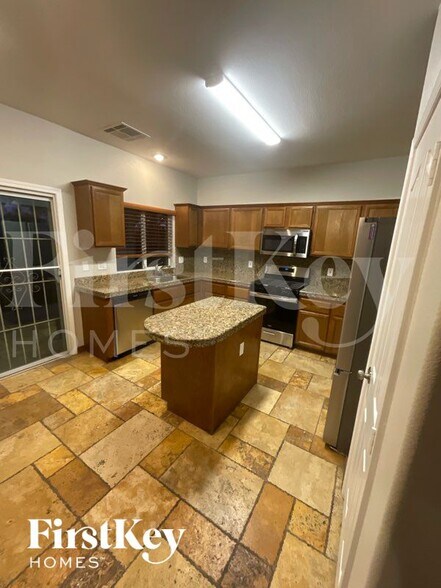 Building Photo - 1008 E Oceanwood Ave