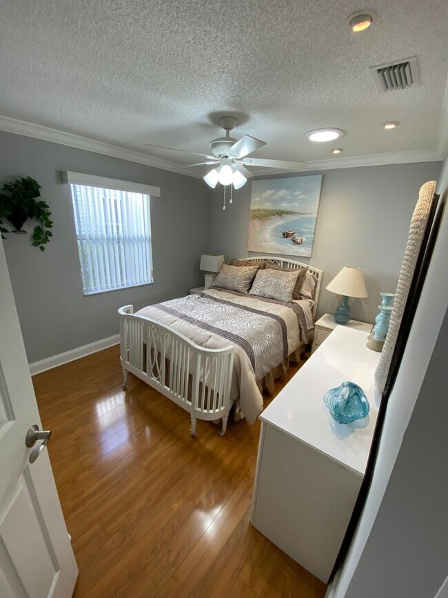 Building Photo - Spectacular ANNUAL LEASE, Fully Furnished ...