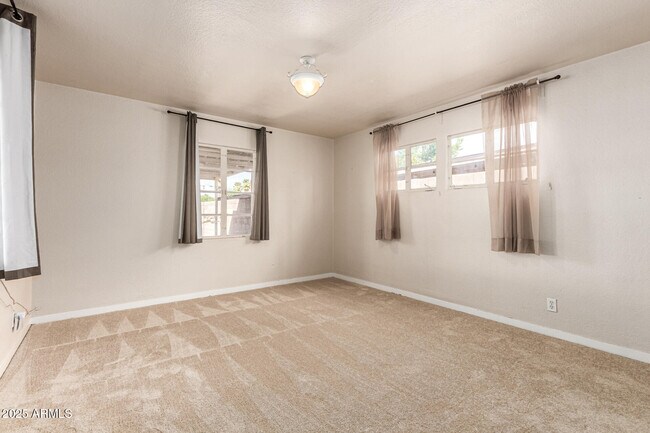 Building Photo - 809 N Gilbert Ave