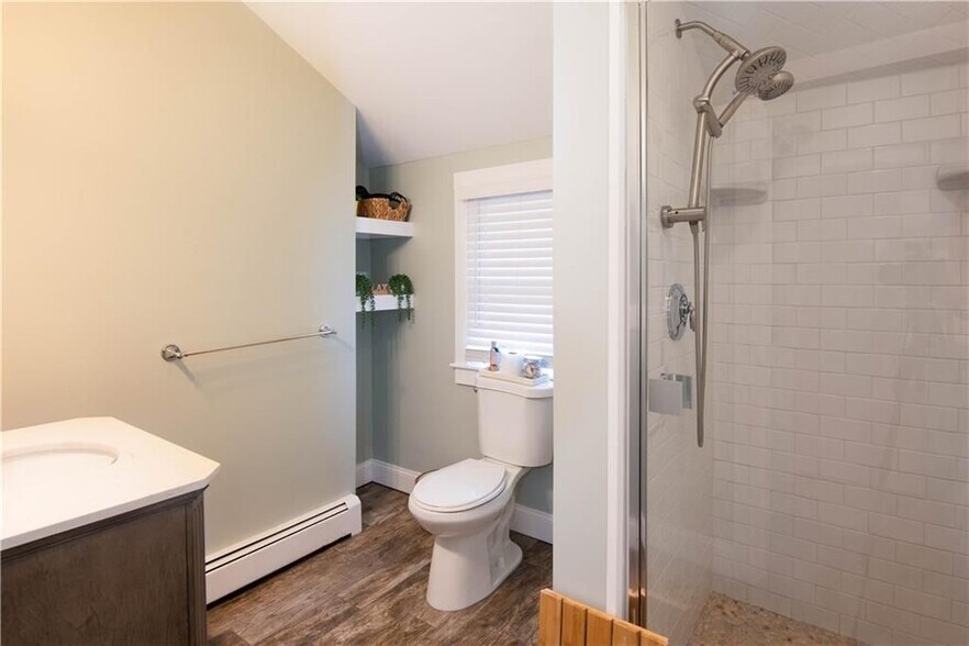 Building Photo - 391 Aquidneck Ave