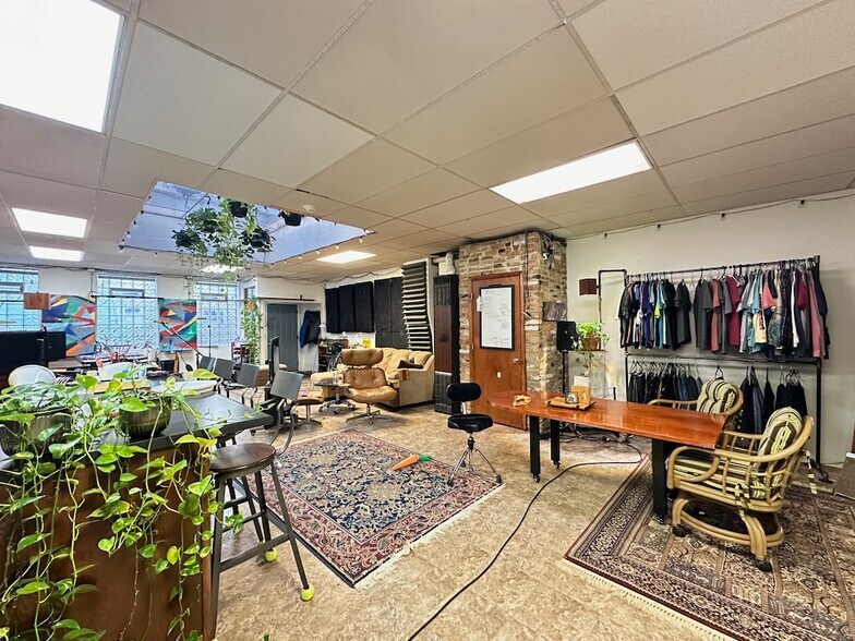 Building Photo - 3607 N Damen Ave