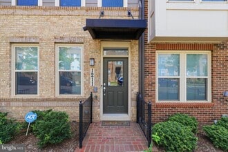 Building Photo - 1211 Vermeer Ave
