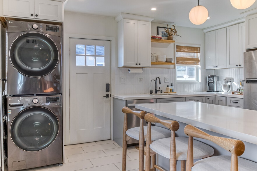 Building Photo - 2331 Belmont Ave