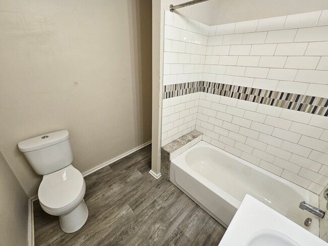 Building Photo - Clean 2 bedroom, 1 bath.