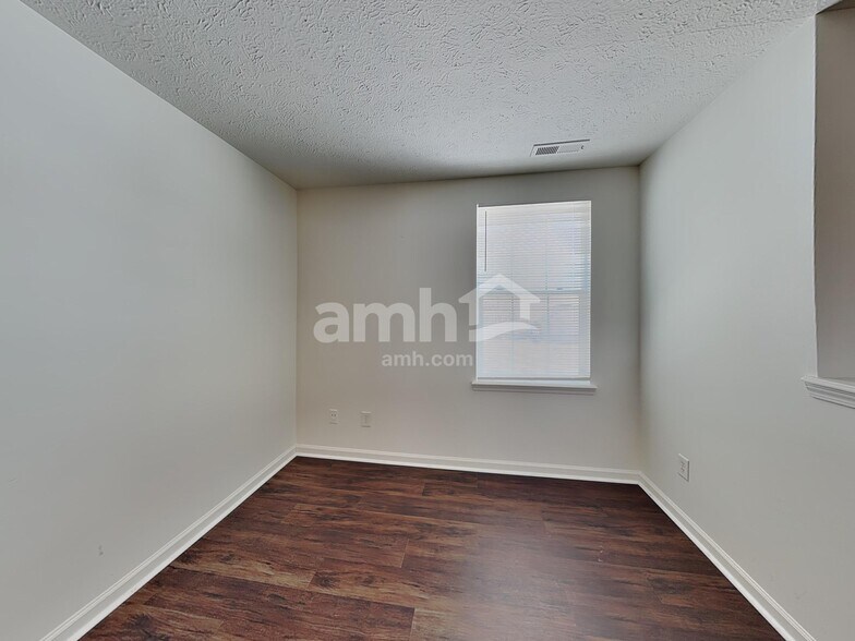 Building Photo - 2328 Salem Park Dr