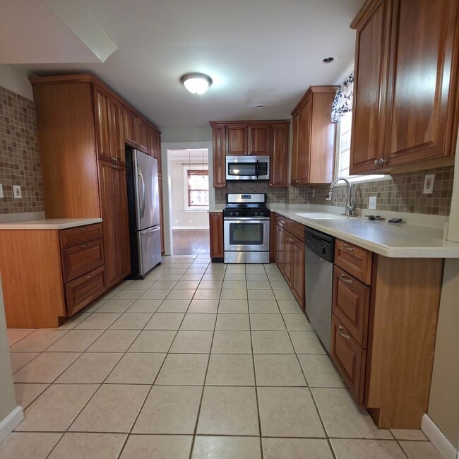 Building Photo - BEAUTIFUL 4 BEDROOM TUDOR STYLE HOME IN EUCLID