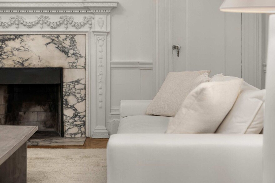 Building Photo - 3 E 9th St