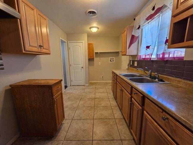 Building Photo - New Listing!