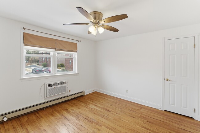 Building Photo - 83 Manor Dr