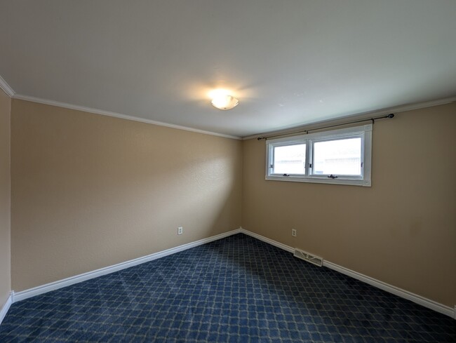 Building Photo - 43 Fairelm Ln