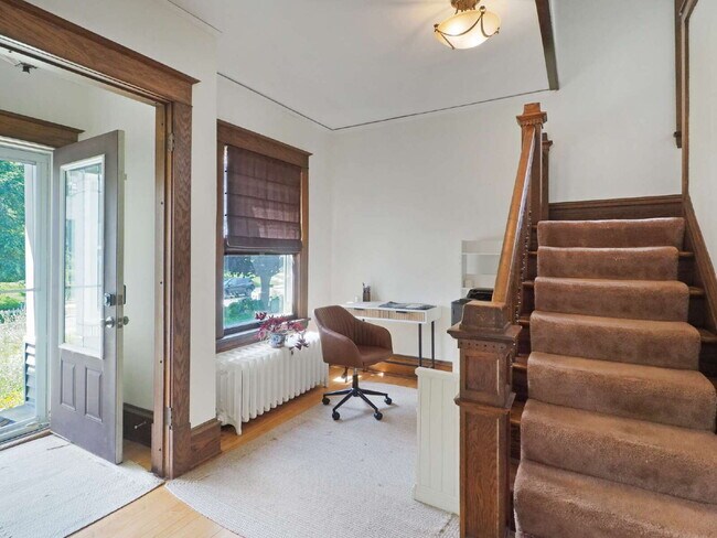 Building Photo - Charming 3 bedroom home in Uptown. Pets Welcome!